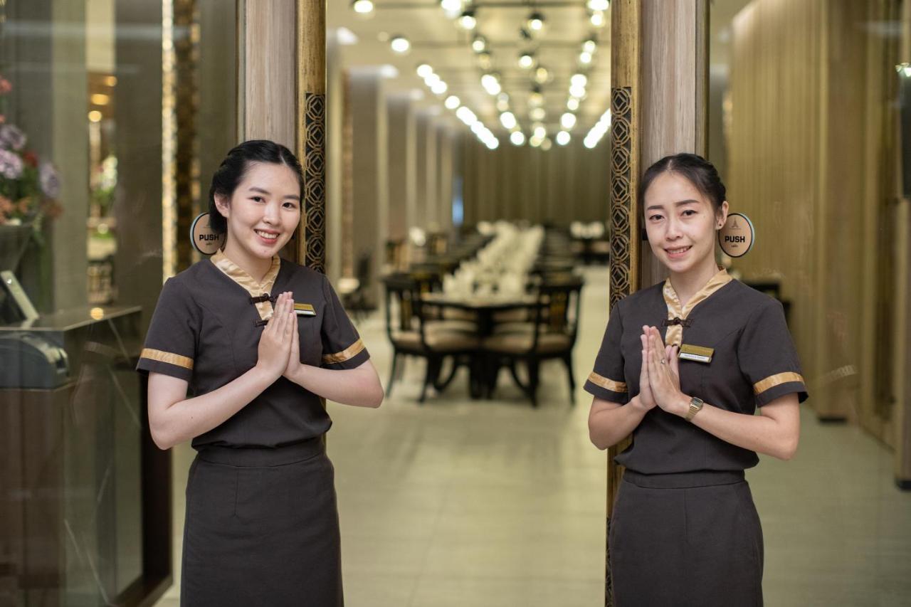 The Heritage Chiang Rai Hotel And Convention Екстер'єр фото Thai women greeting with the wai