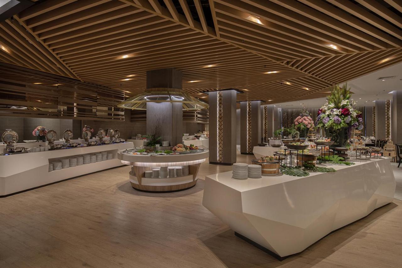 The Heritage Chiang Rai Hotel And Convention Екстер'єр фото The buffet at the lounge