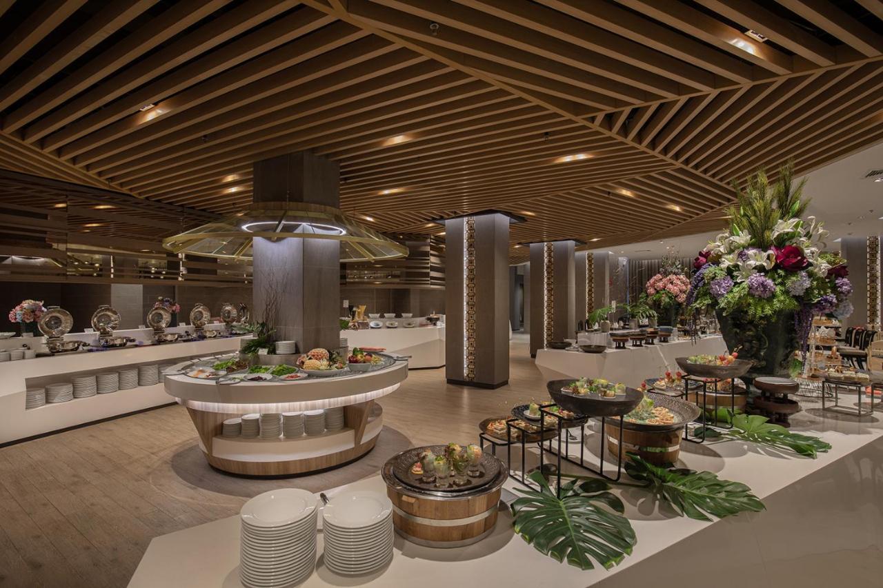 The Heritage Chiang Rai Hotel And Convention Екстер'єр фото The buffet at the 360 Restaurant