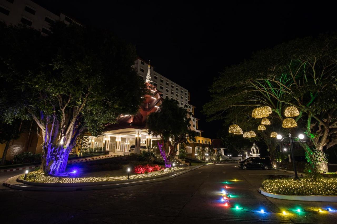 The Heritage Chiang Rai Hotel And Convention Екстер'єр фото The hotel at night