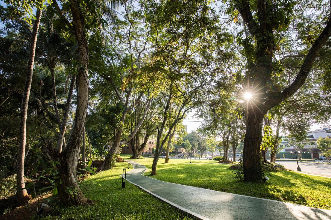 The Heritage Chiang Rai Hotel And Convention Екстер'єр фото Lumphini Park